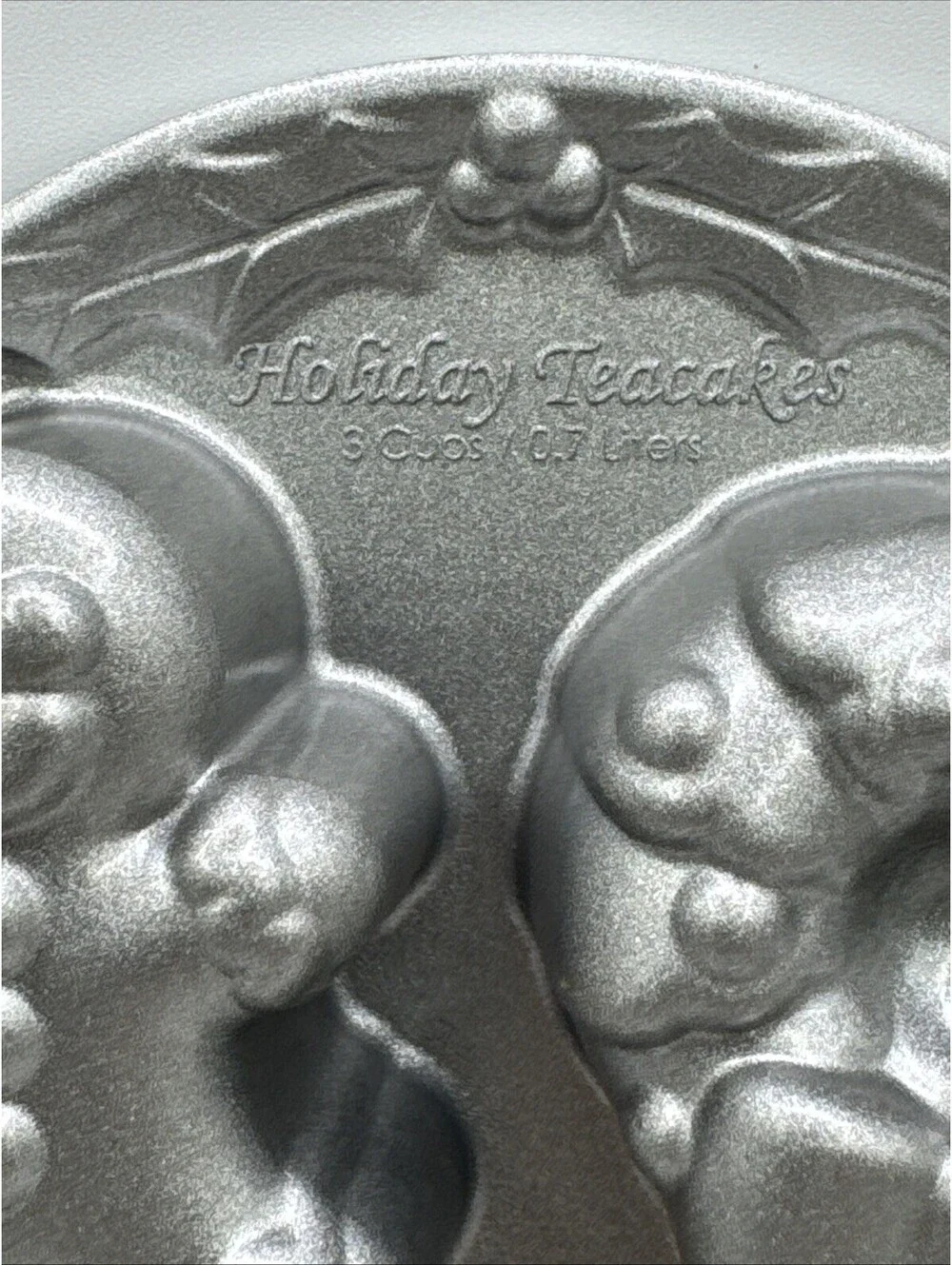 Nordic Ware 16 Holiday Teacakes Cakelet Pan Gifts Gingerbread Wreath Snowflake
